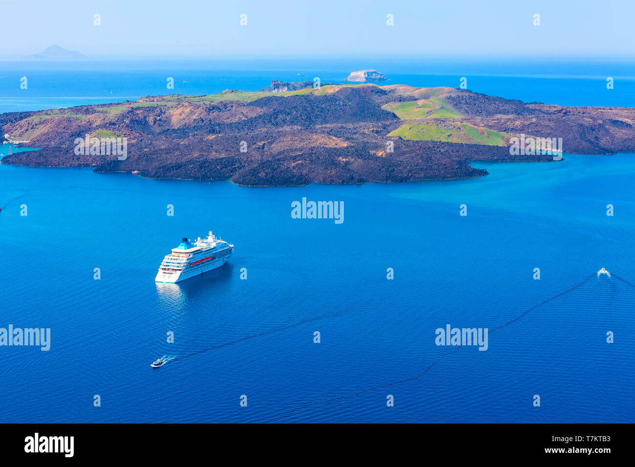 Vista panoramica sul mare dalla cittadina di Fira di caldera, isola di Vulcano e la nave di crociera a Santorini, Thira, Grecia Foto Stock