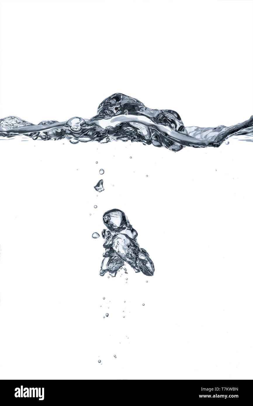 Gli spruzzi di acqua di superficie e unterwater bolle nella chiara acqua fresca isolati su sfondo bianco Foto Stock