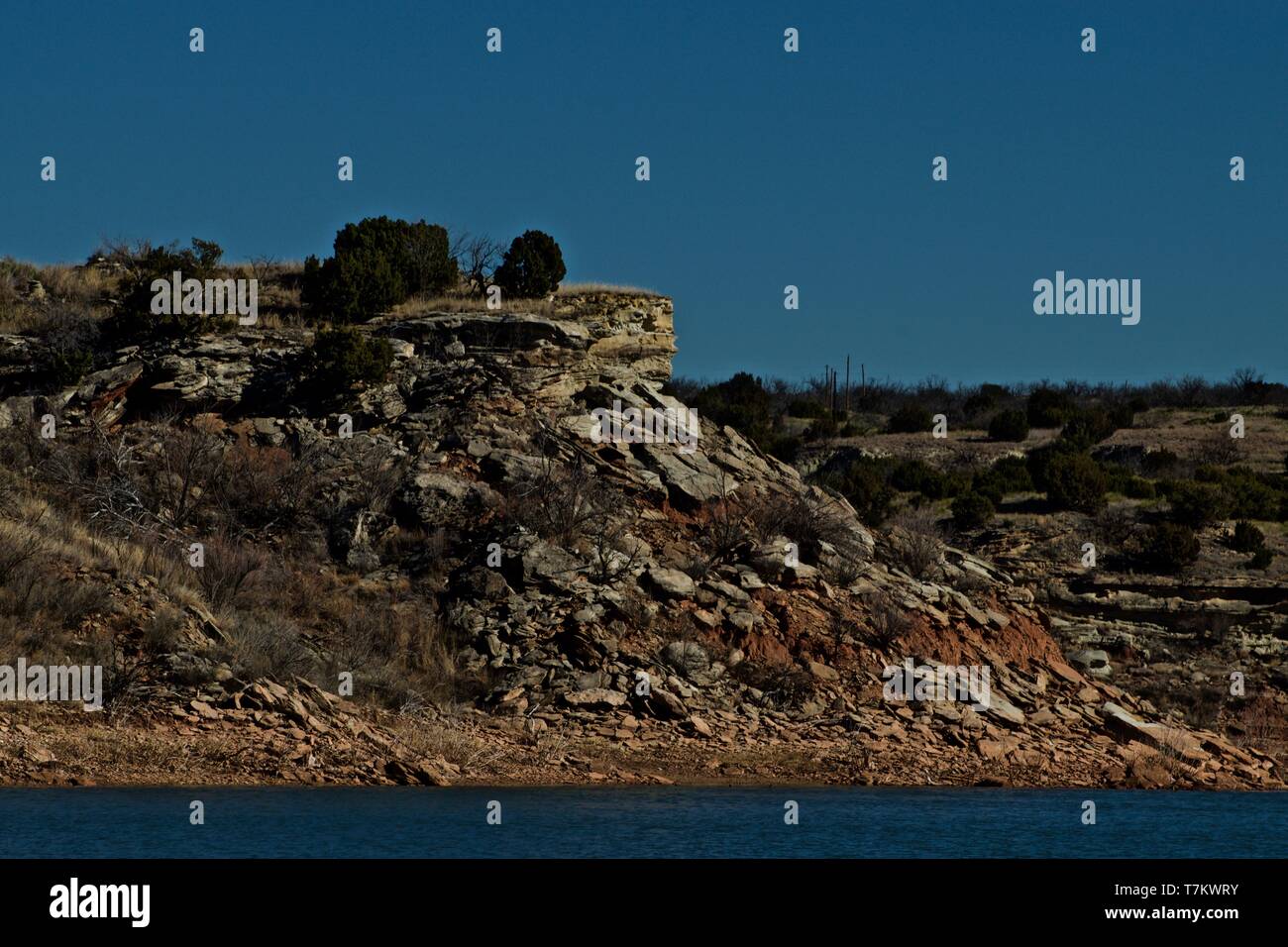 Costa rocciosa scogliere che circondano il lago di McKinsey, Texas. Panhandle vicino Canyon, Texas. Foto Stock