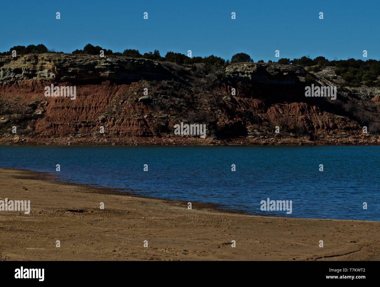 Costa rocciosa scogliere che circondano il lago di McKinsey, Texas. Panhandle vicino Canyon, Texas. Foto Stock