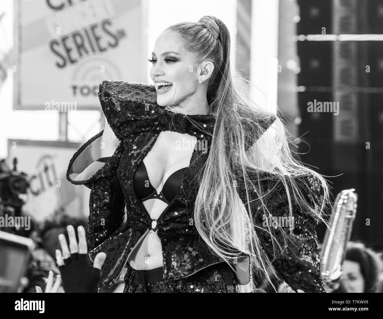 New York, NY - 6 Maggio 2019: Jennifer Lopez esegue sul palco per la NBC Today Show su oggi Plaza al Rockefeller Center Foto Stock