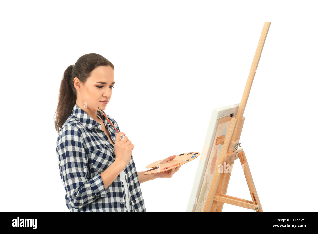 Artista femminile con cavalletto di disegno su sfondo bianco Foto Stock
