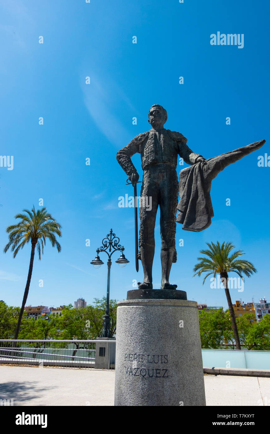 Statua di Pepe Luis Vázquez di fronte alla Plaza de la Maestranza di Siviglia Foto Stock