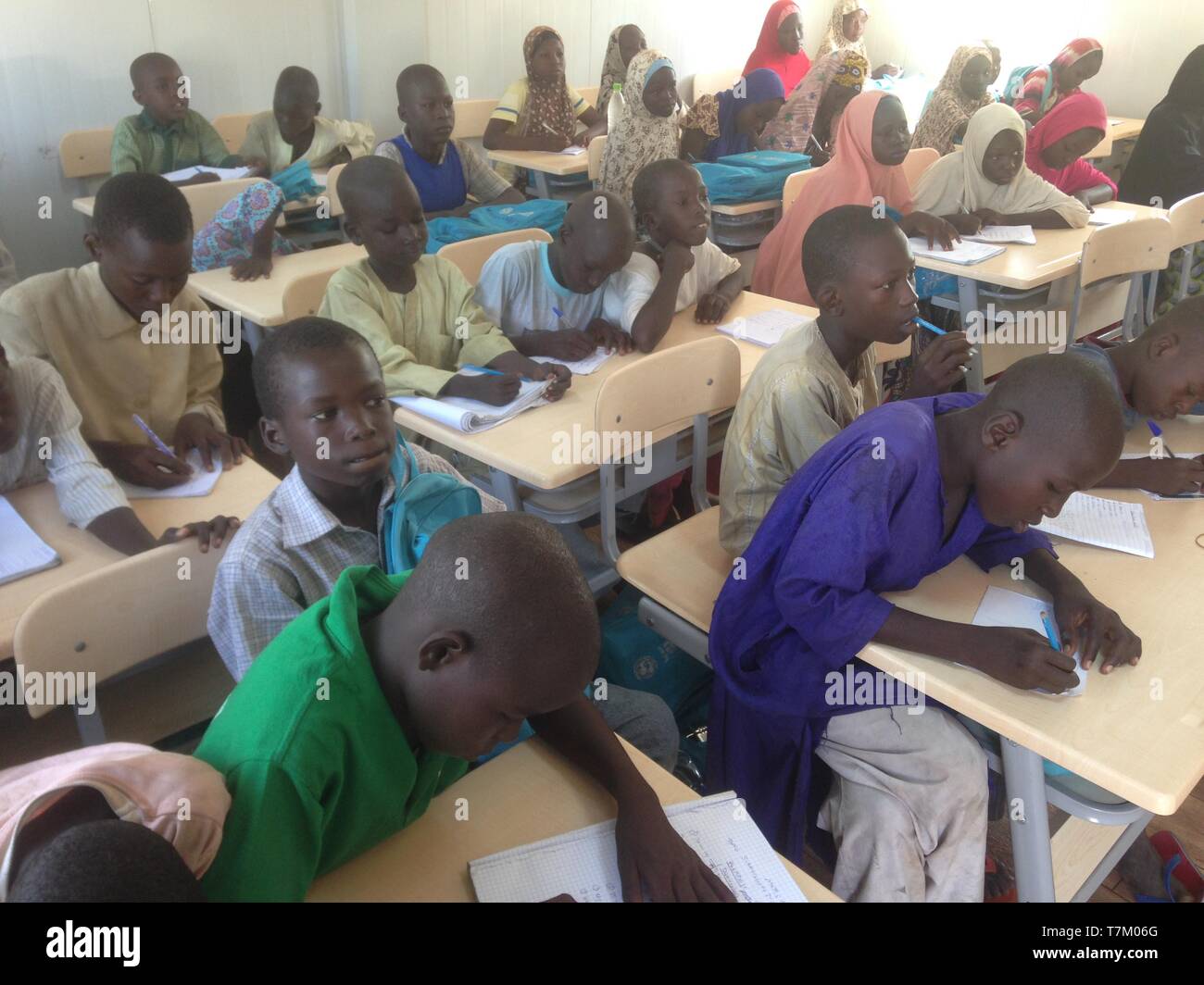I bambini salvati dal Boko Haram comune che frequentano la scuola nel centro di IDP a Maiduguri Foto Stock