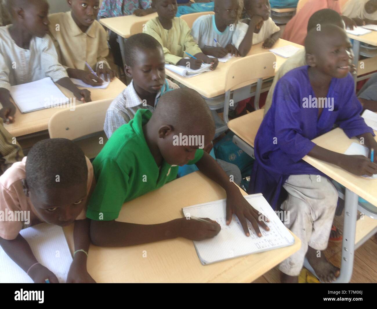 I bambini salvati dal Boko Haram comune che frequentano la scuola nel centro di IDP a Maiduguri Foto Stock