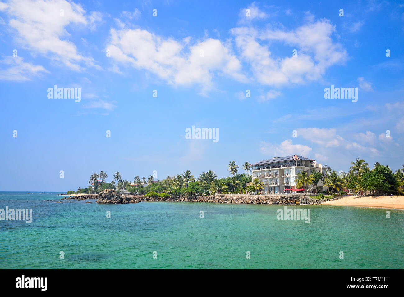 Edificio vicino all'acqua in un clima tropicale Foto Stock