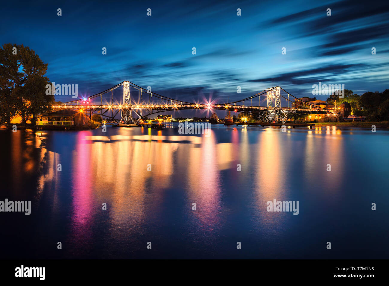 Wilhelmshaven, Kaiser Wilhelm Bridge di notte Foto Stock