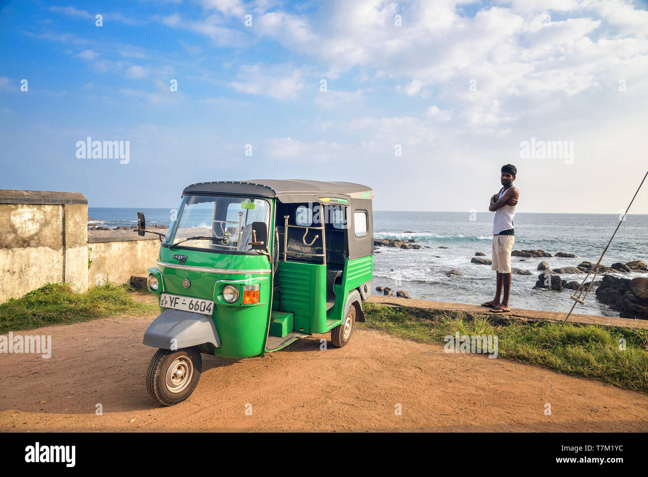 Il conducente e il suo taxi sull'oceano Foto Stock