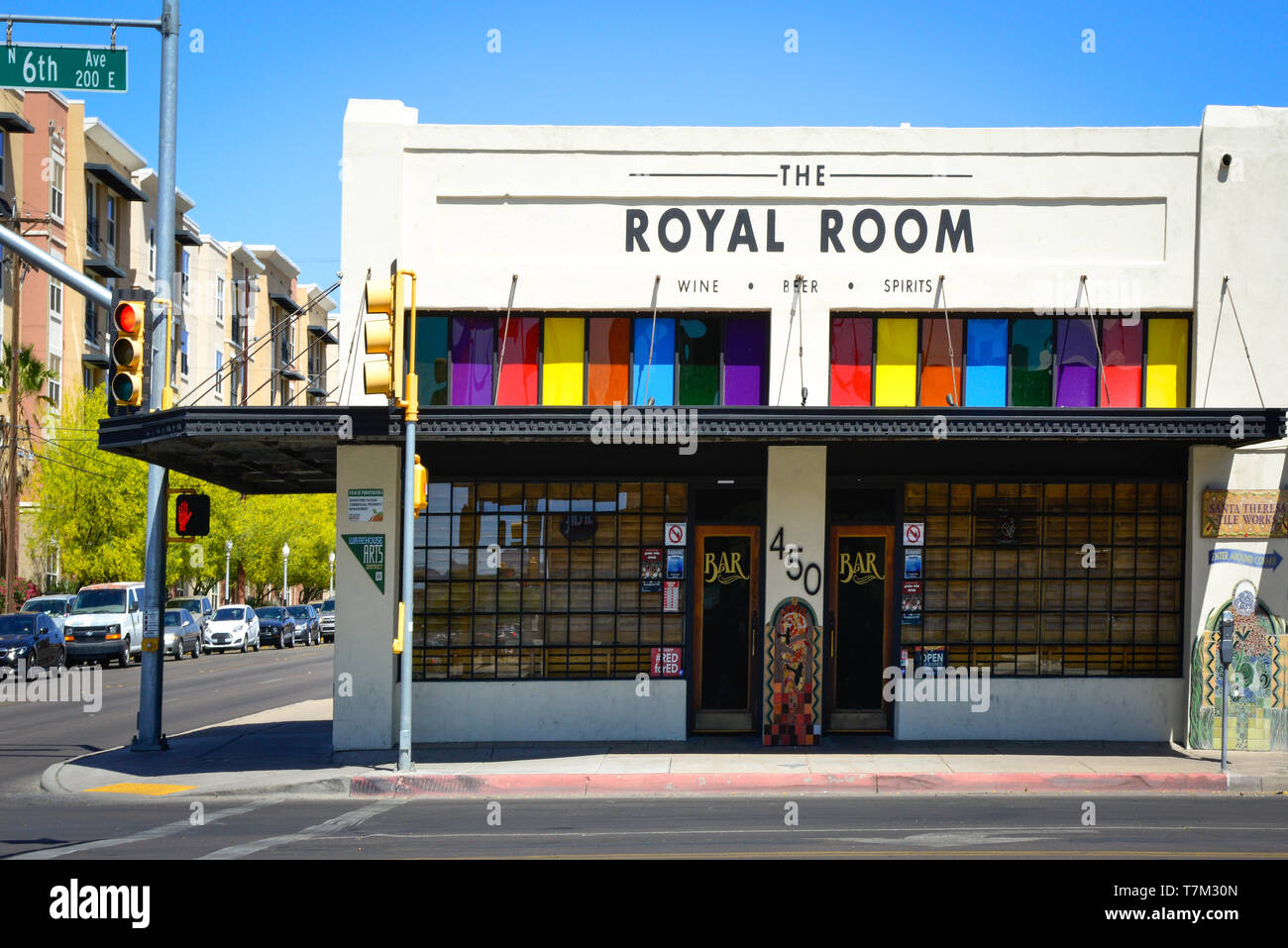 La parte esterna della coloratissima Camera Royal Bar all'angolo di ferro e 6th Avenue nel centro storico, magazzino Quartiere delle Arti di Tucson in Arizona, AZ Foto Stock
