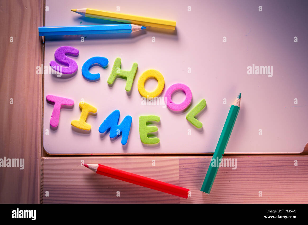 Tempo di scuola di parole su un capretto alla scrivania Foto Stock