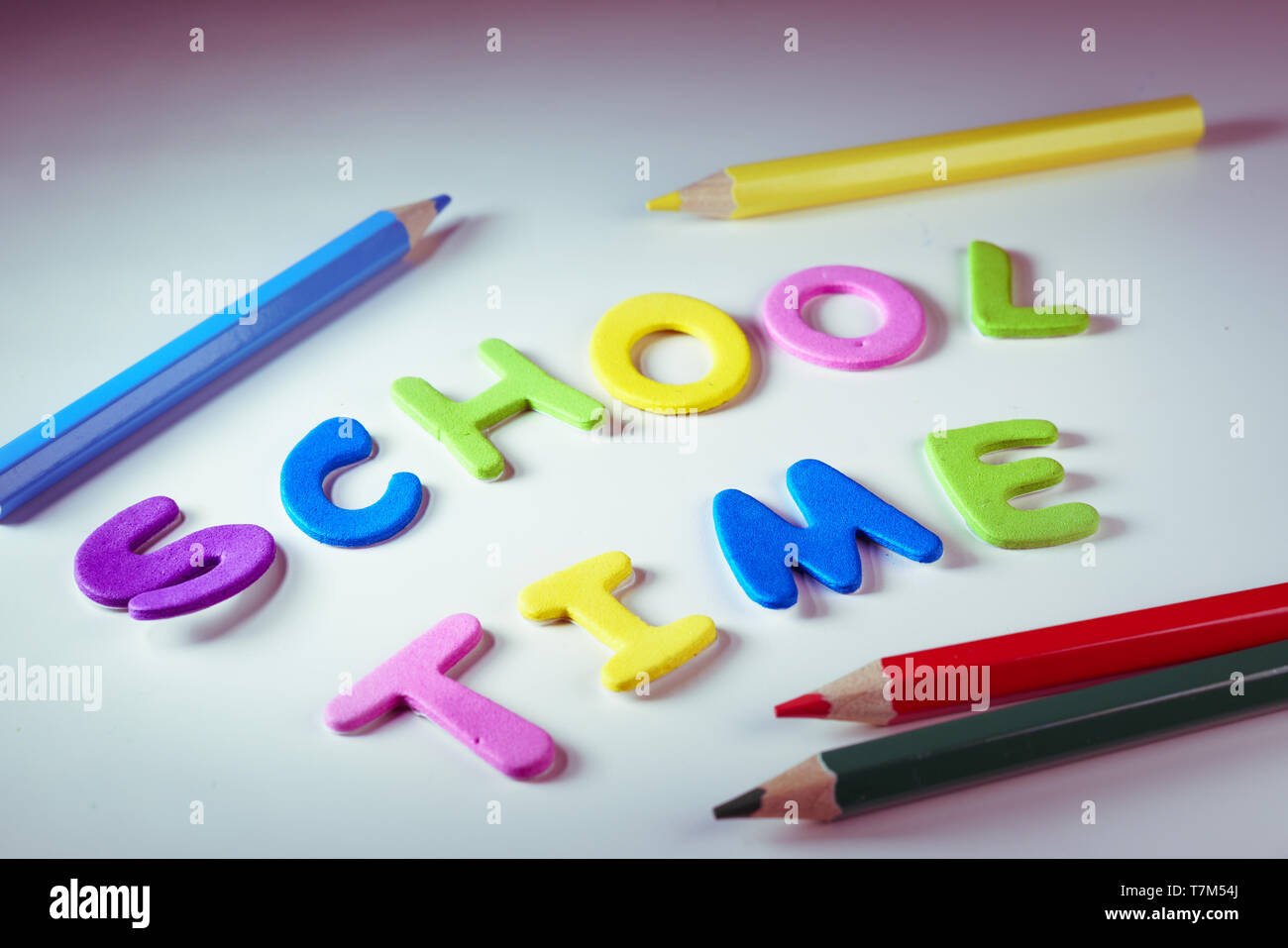 Tempo di scuola di parole su un capretto alla scrivania Foto Stock