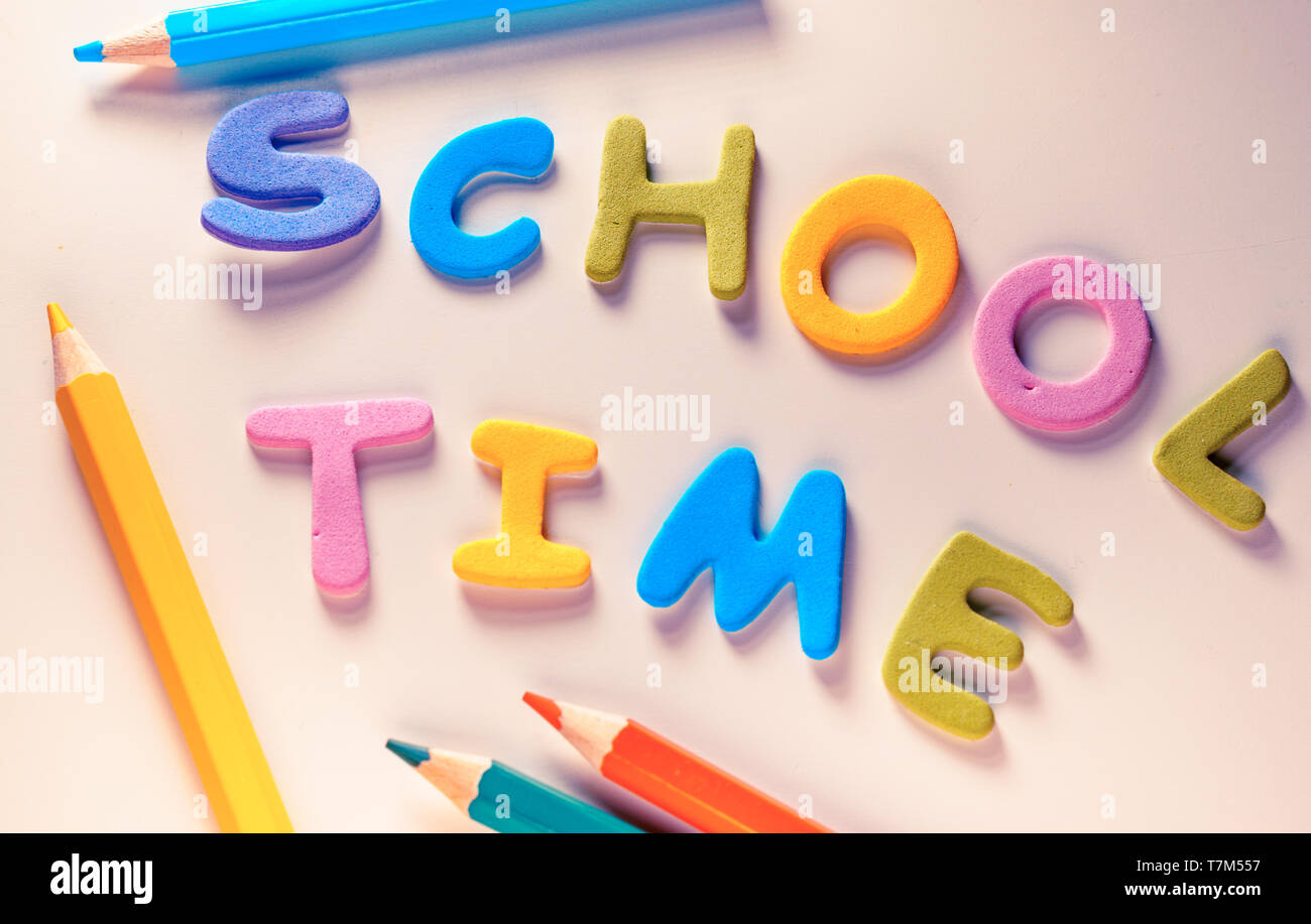 Tempo di scuola di parole su un capretto alla scrivania Foto Stock