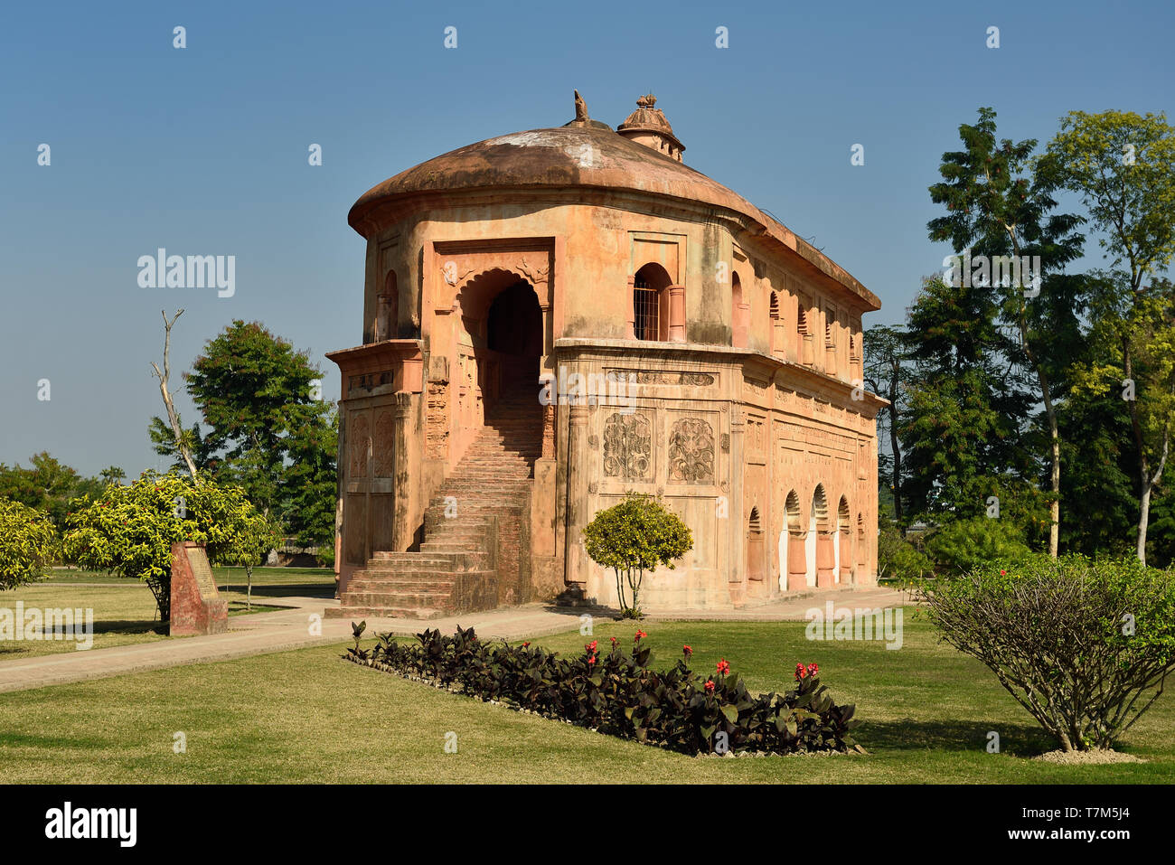 Il Rang Ghar royal sport-pavilion Ahom dove re e nobili erano spettatori a giochi situato vicino la città di Sivasagar, Assam India Foto Stock