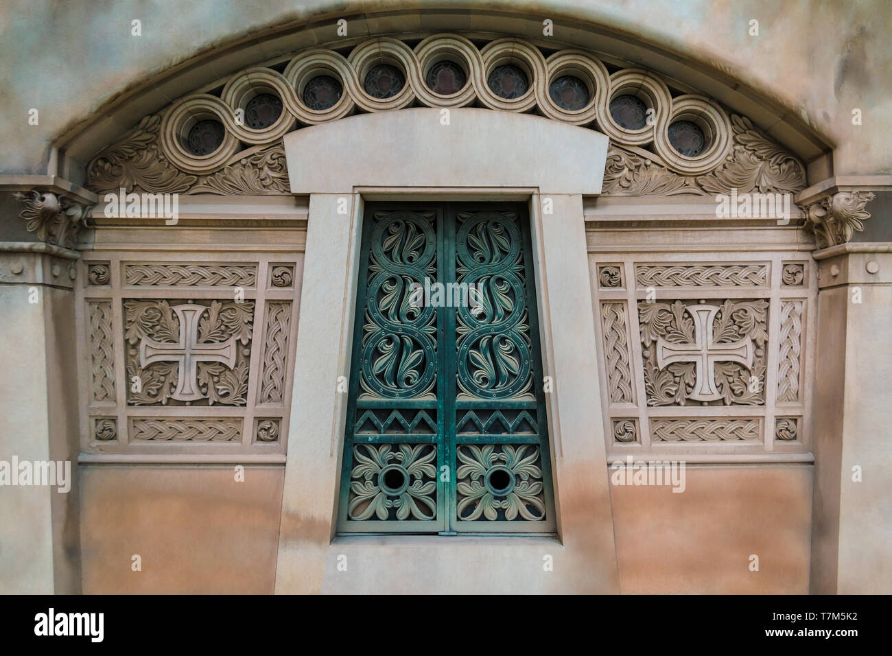 La porta di pietra cripta nel cimitero di Montjuic closeup vista frontale, Barcellona, in Catalogna, Spagna Foto Stock