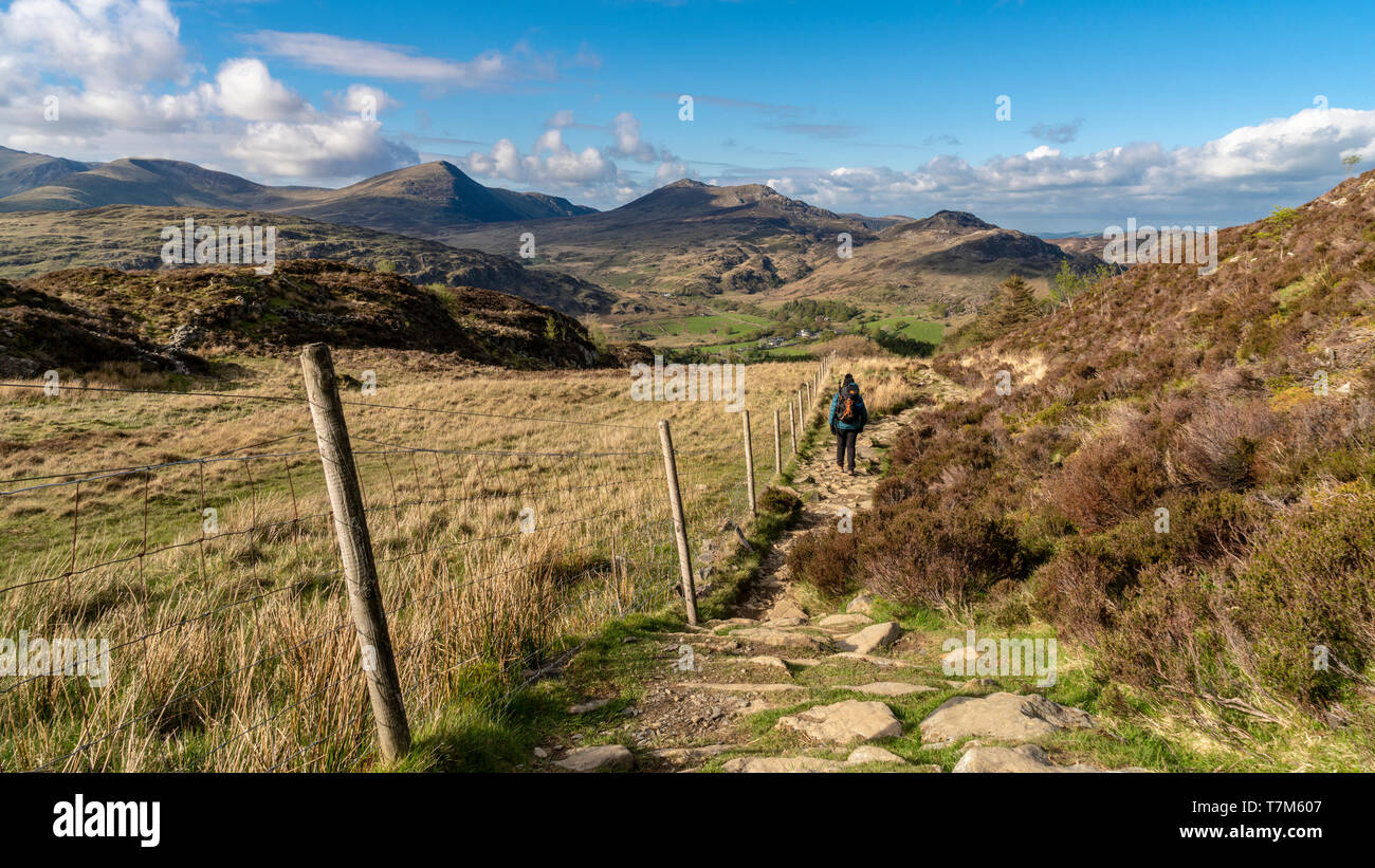 Viste dal Moel Siabod verso la campagna circostante e montagne del Parco Nazionale di Snowdonia nel Galles Foto Stock