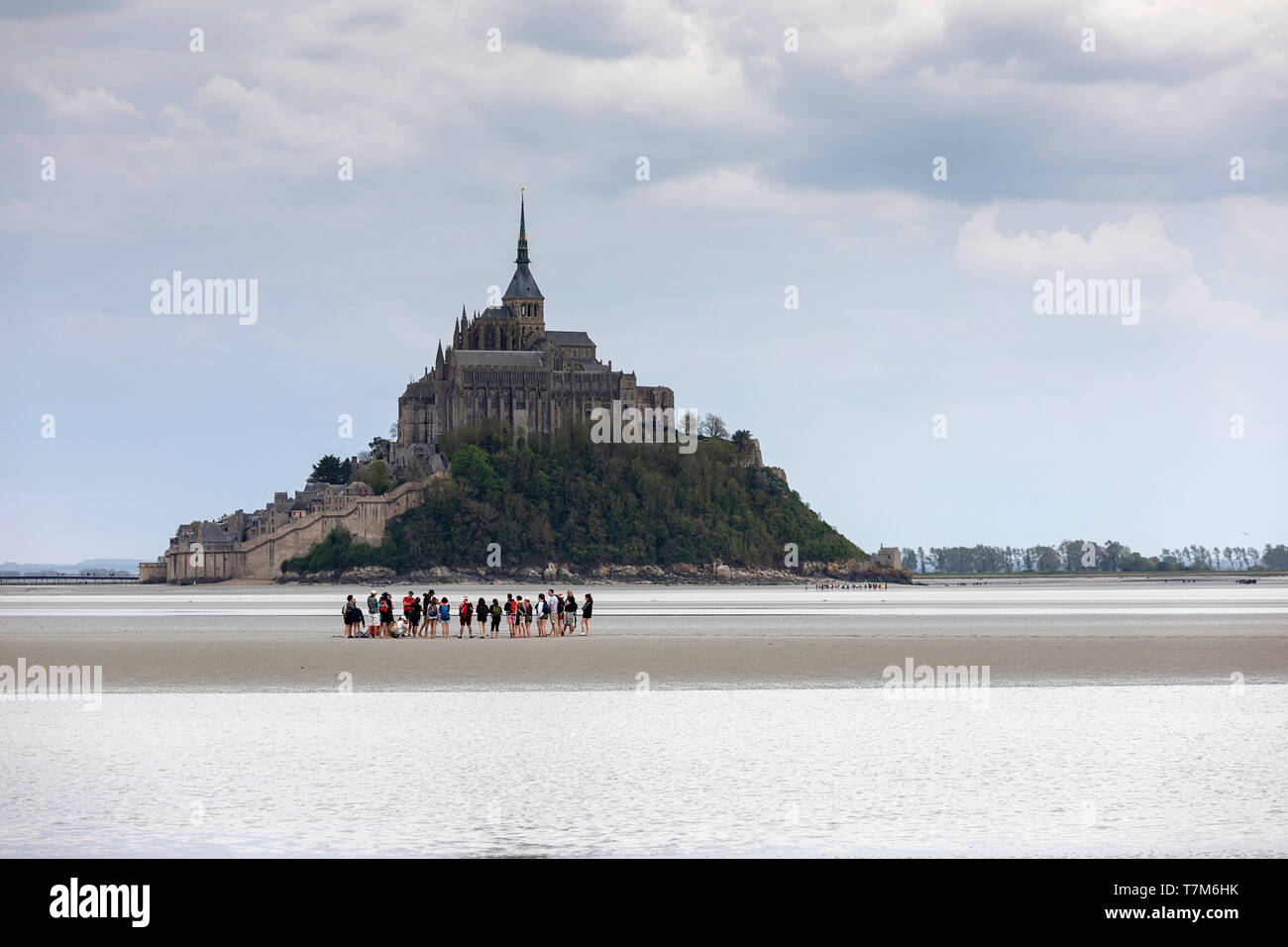 Gruppo con una gita guidata a piedi attraverso la baia di Mont Saint Michel abbey, Normandia, Francia Foto Stock