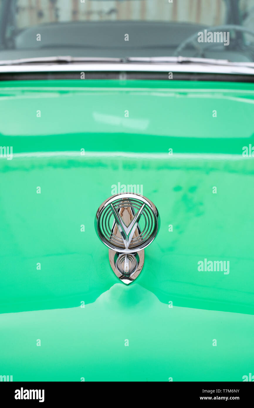 1955 Buick Roadmaster ornamento del cofano a Bicester Heritage Centre 'Drive giorno'. Bicester, Oxfordshire, Inghilterra Foto Stock