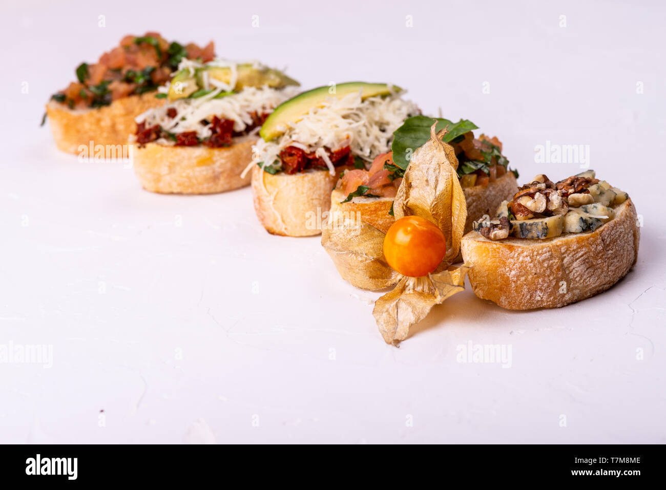 Deliziosi antipasti italiani bruschetta su sfondo bianco. Macro. Foto Stock