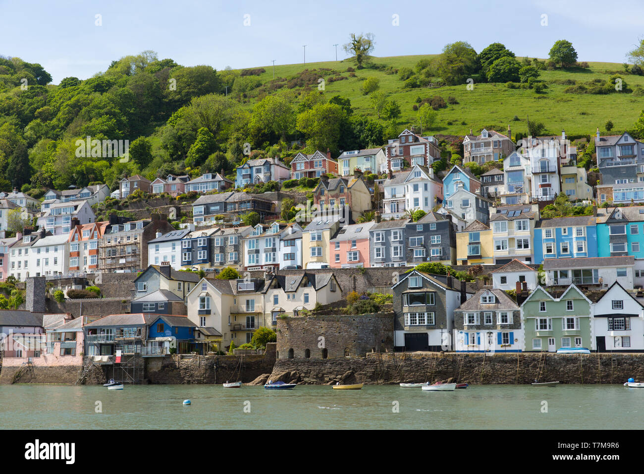 Bayard's Cove Fort Dartmouth Devon con case sulla collina nella storica cittadina inglese con il fiume Dart Foto Stock