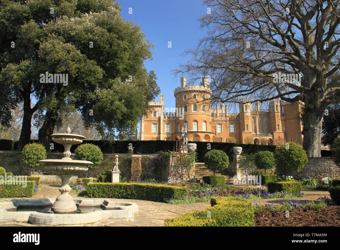 Belvoir Castle, un inglese di dimora signorile, visto dalla formale del giardino delle rose in primavera, Leicestershire, East Midlands, Regno Unito Foto Stock