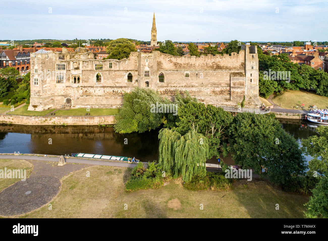 Rovine del medievale castello gotico in Newark on Trent, vicino a Nottingham, Nottinghamshire, Inghilterra, Regno Unito. Vista aerea di Trento fiume nella luce del tramonto. Foto Stock