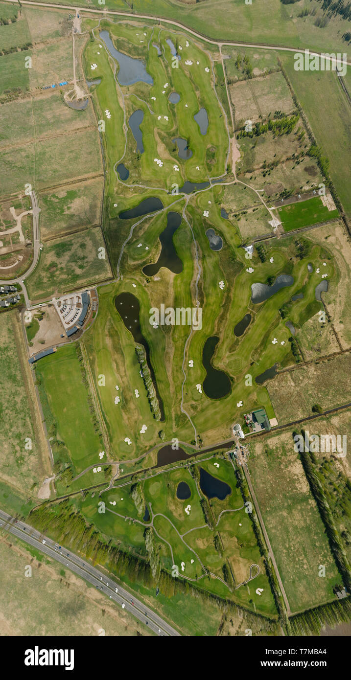 In estate il lago e le strade vicino a Riga e Jurmnala città in Lettonia la natura green Panorama Foto Stock