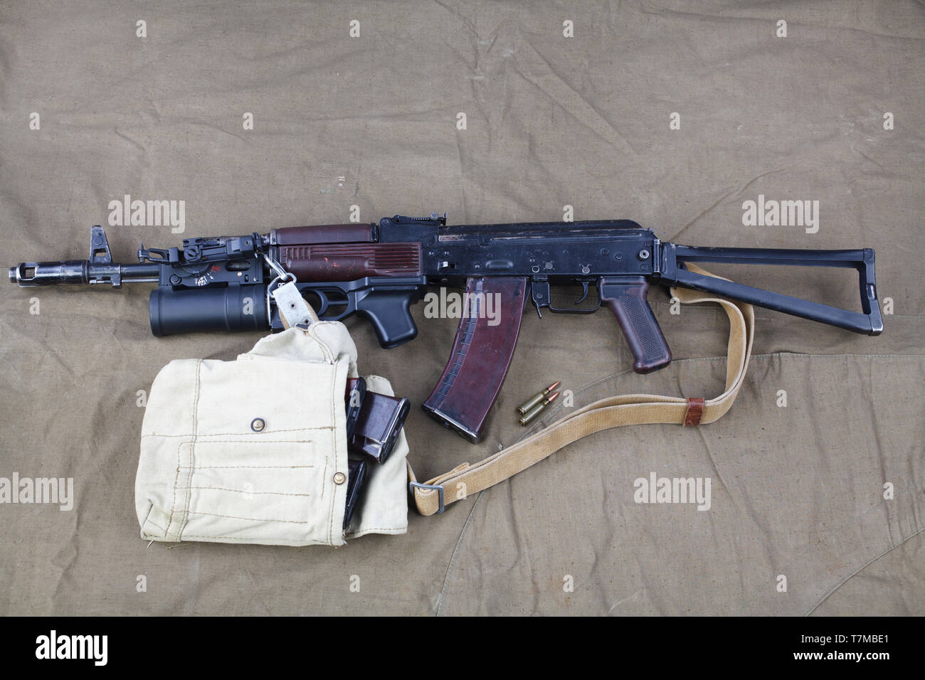 Kalashnikov AK 74 con munizioni su tela lo sfondo Foto Stock