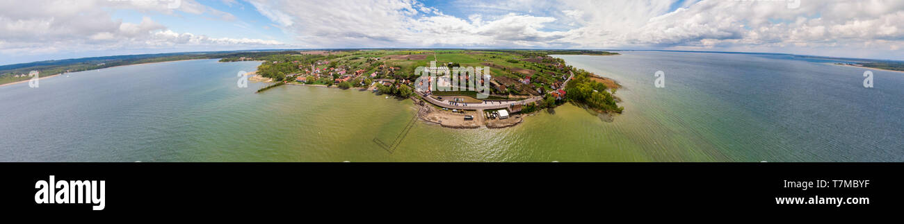 Ultra ampia panoramica vista aerea della Marina Sniardwy in Nowe Guty village, Polonia Foto Stock