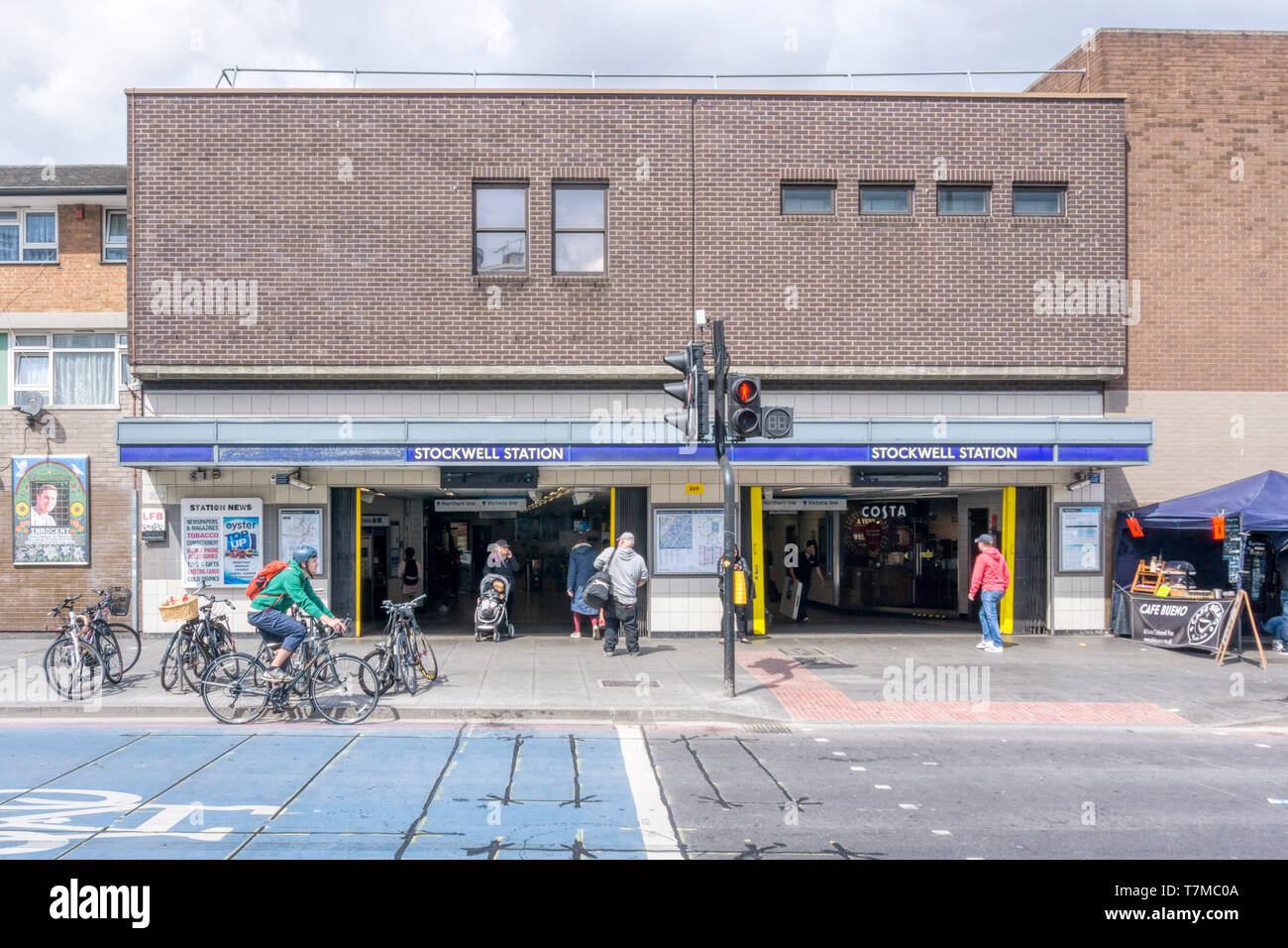 Il nuovo ingresso di Stockwell stazione della metropolitana aperto con il prolungamento della linea Victoria in 1971. Foto Stock