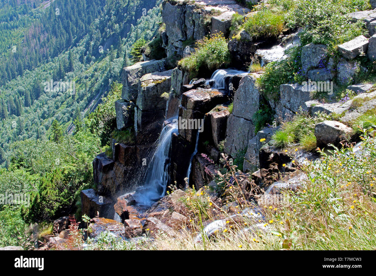 La cascata più alta del Parco Nazionale Monti dei Giganti in Repubblica Ceca. Beutaiful vista sul paesaggio e sulla grande cascata e la valle del fiume Foto Stock
