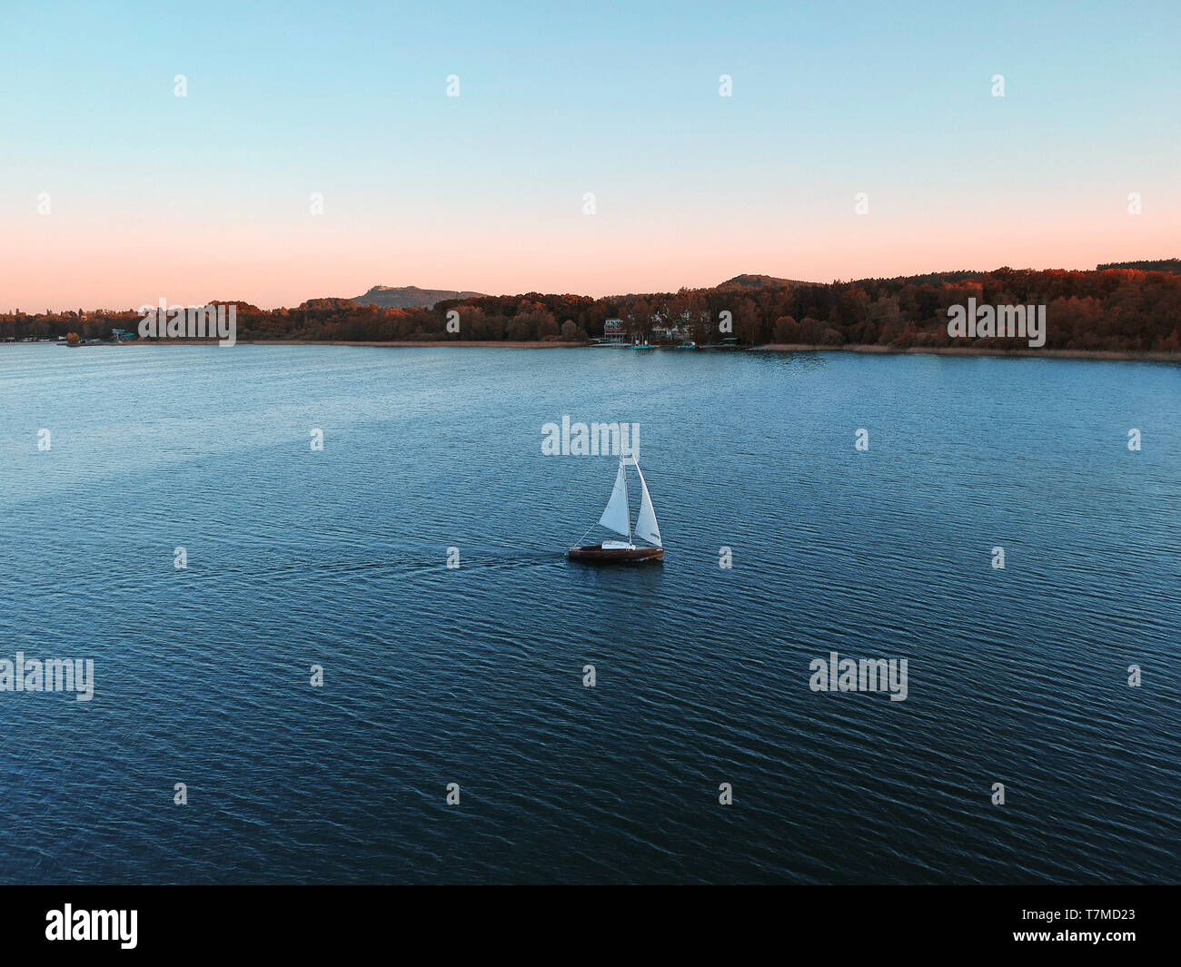 Barca sul Lago Machovo nel Kokorinsko Foto Stock