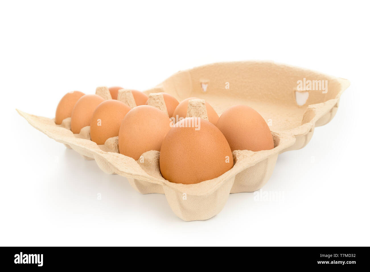 Confezione di grandi brown uova di gallina con scatola di cartone un ampio angolo di visione isolato su bianco Foto Stock