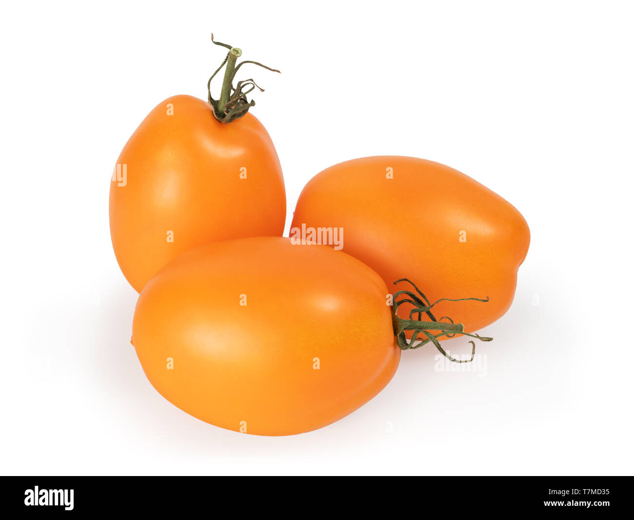 Gruppo di pomodori arancione vicino isolata su bianco Foto Stock