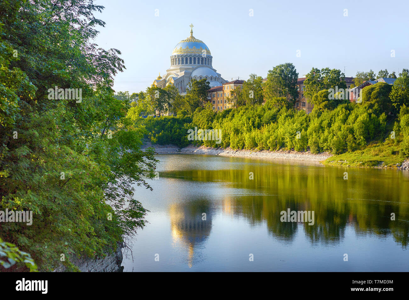 Paesaggio estivo con il lago e la cattedrale di navale a Kronstadt, San Pietroburgo, Russia Foto Stock