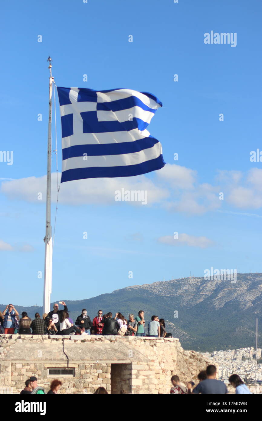 La bandiera greca. Dalla sommità dell'Acropoli di Atene, Grecia. Foto Stock