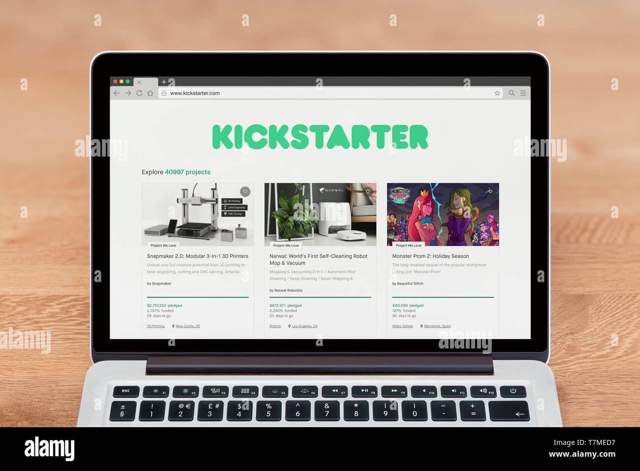 Un Apple Macbook visualizza il sito Kickstarter (solo uso editoriale). Foto Stock