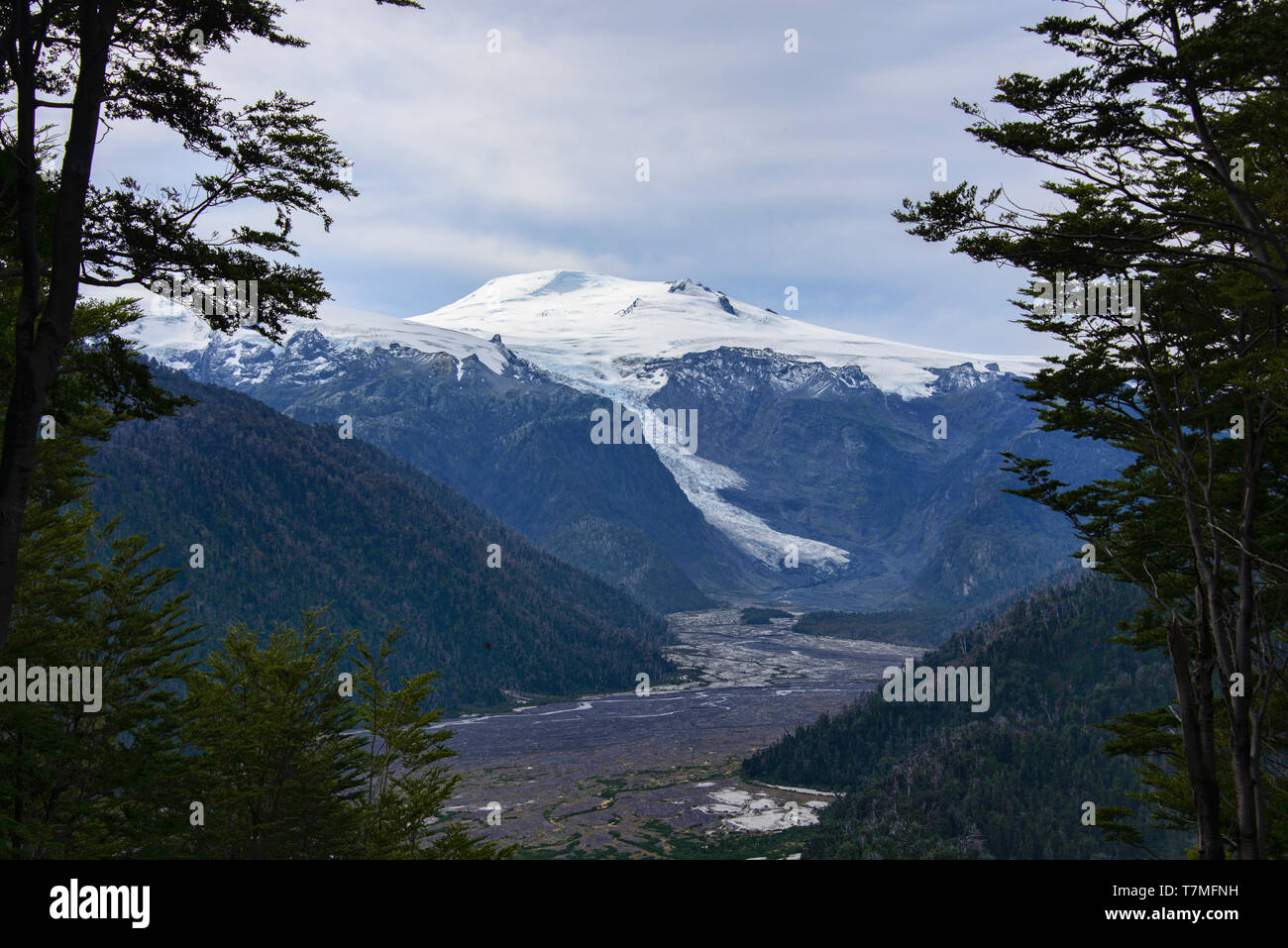Vista di Michinmahuida e il suo ghiacciaio, Pumalin National Park, Patagonia, regione de los Lagos, Cile Foto Stock