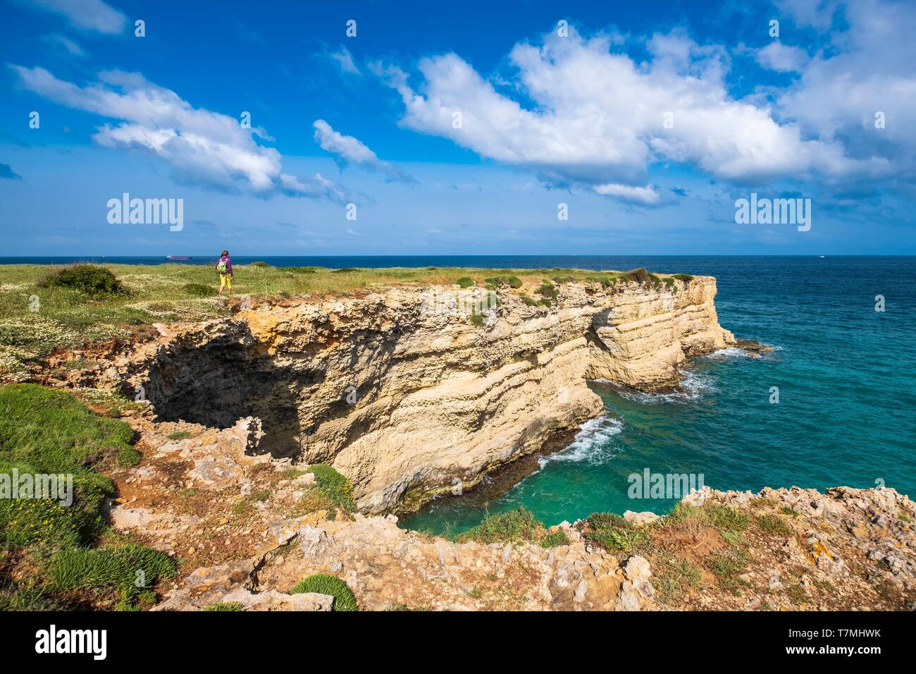 L'Italia, Puglia, regione salentina, frazioni di Otranto, costa nord disseminata di grotte, Grotta dell'Eremita Foto Stock