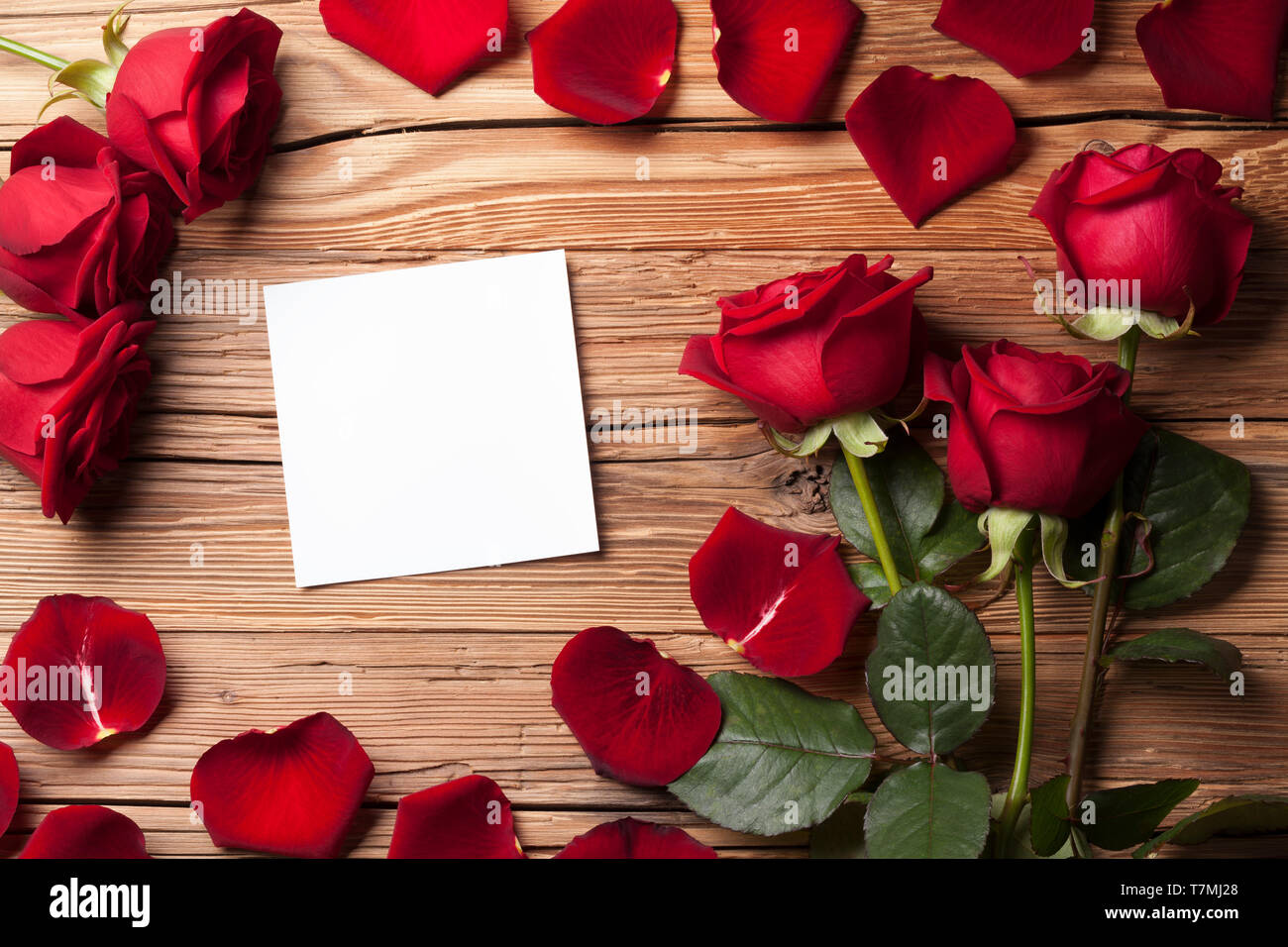 Rose rosse di carta bianca su sfondo di legno Foto Stock