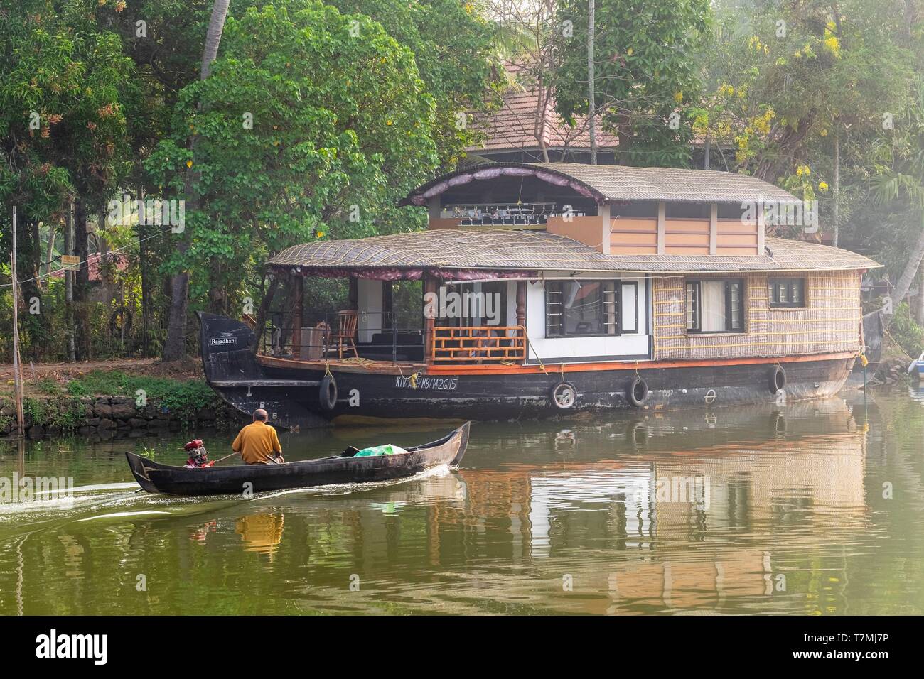 India, stato del Kerala, Kumarakom, paesino immerso nella cornice del Lago Vembanad, crociera sul backwaters (lagune e canali reti) con una kettuvallam (casa tradizionale barca) Foto Stock