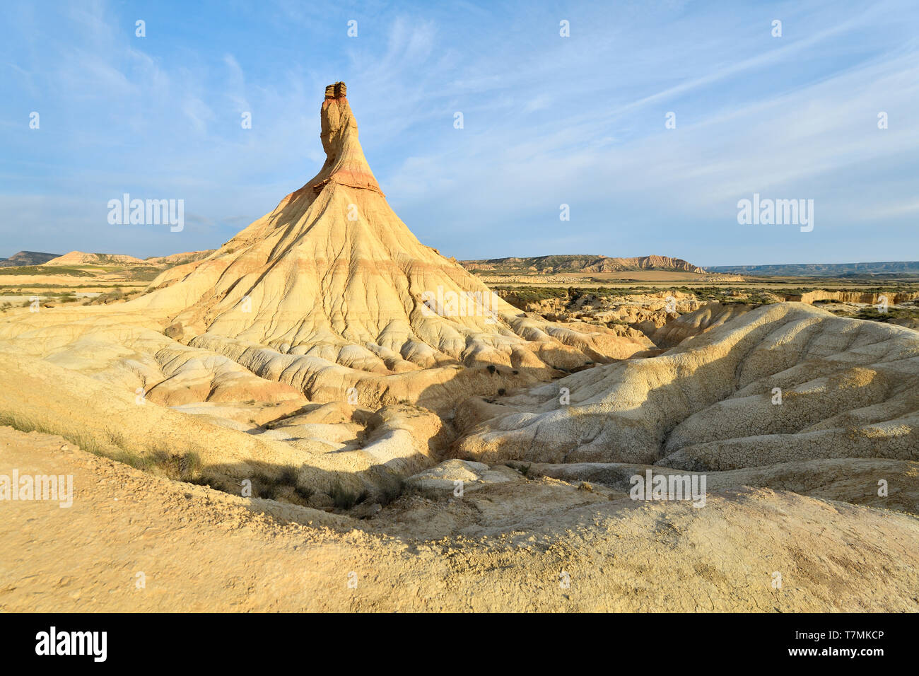 Spagna, Navarra, Arguedas, deserto delle Bardenas Reales, parco naturale e riserva della biosfera dall'UNESCO, Castil de Tierra, l'iconico camino fata Foto Stock