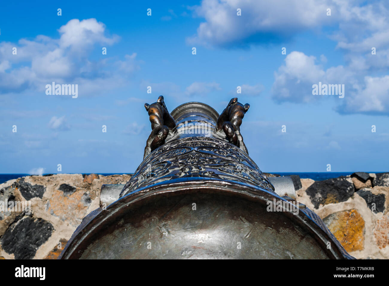 Il cannone rivolto al cielo Foto Stock