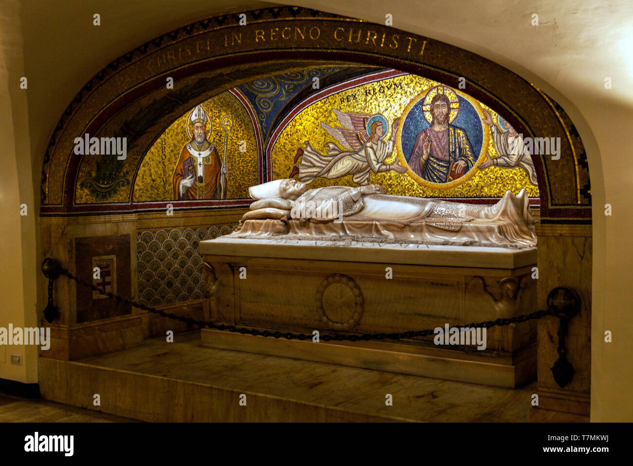 Il sarcofago di Papa Pio XI nelle Sacre Grotte Vaticane presso la Basilica Papale di San Pietro in Vaticano, o semplicemente la Basilica di San Pietro, Roma, Foto Stock