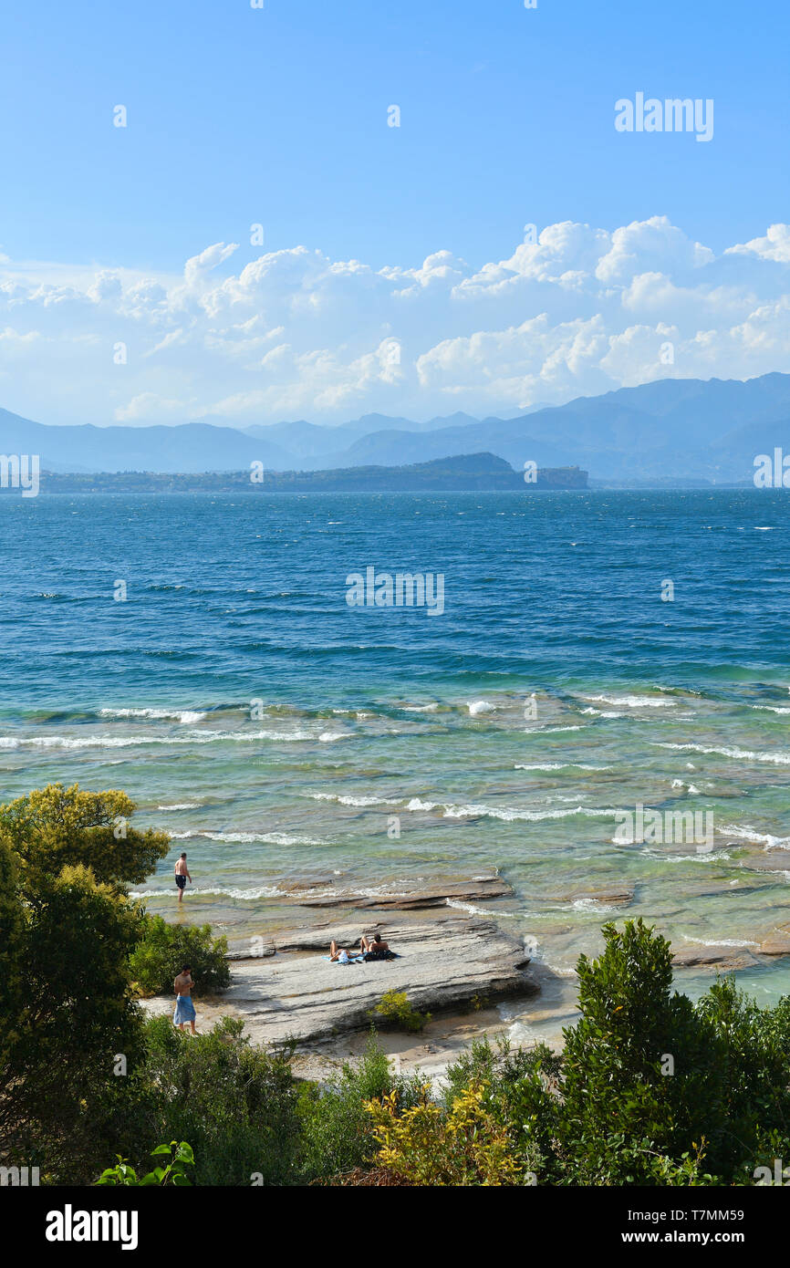 L'Italia, Lombardia, Lago di Garda, Sirmione, spiaggia Foto Stock