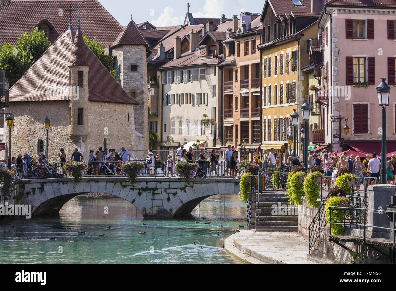 Francia, Haute Savoie, Annecy, la città vecchia, quai Perriere sul fiume Thiou banche e le ex prigioni del Palais de l'Isle Foto Stock