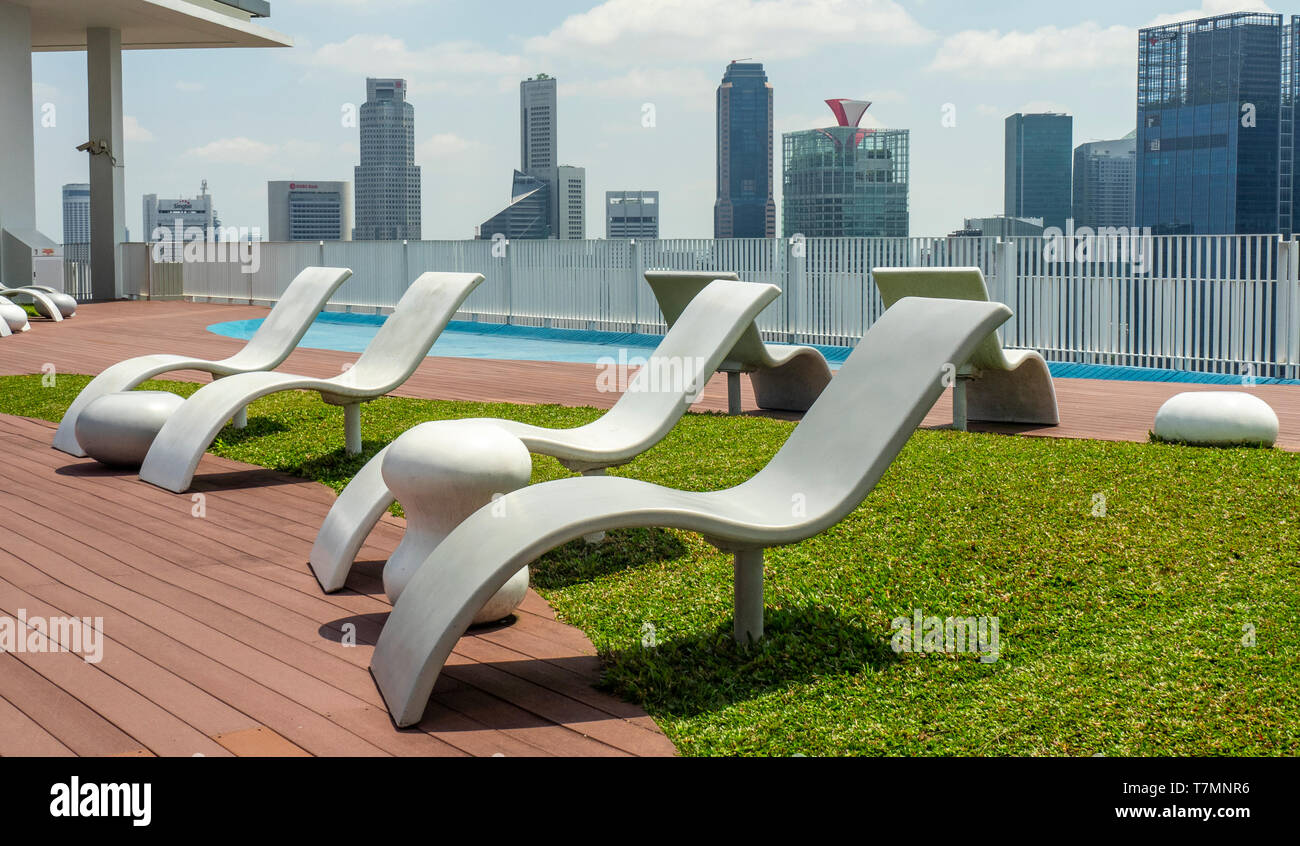 Mobili da esterno sul cinquantesimo piano skygarden a Pinnacle@Duxton complesso di appartamenti e Singapore. Foto Stock