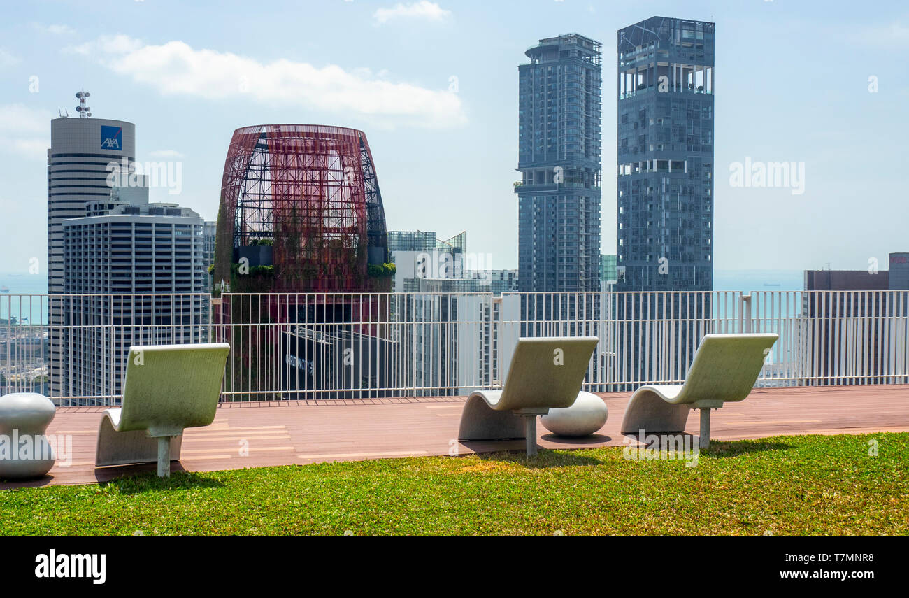 Mobili da esterno sul cinquantesimo piano skygarden a Pinnacle@Duxton complesso di appartamenti e Singapore. Foto Stock