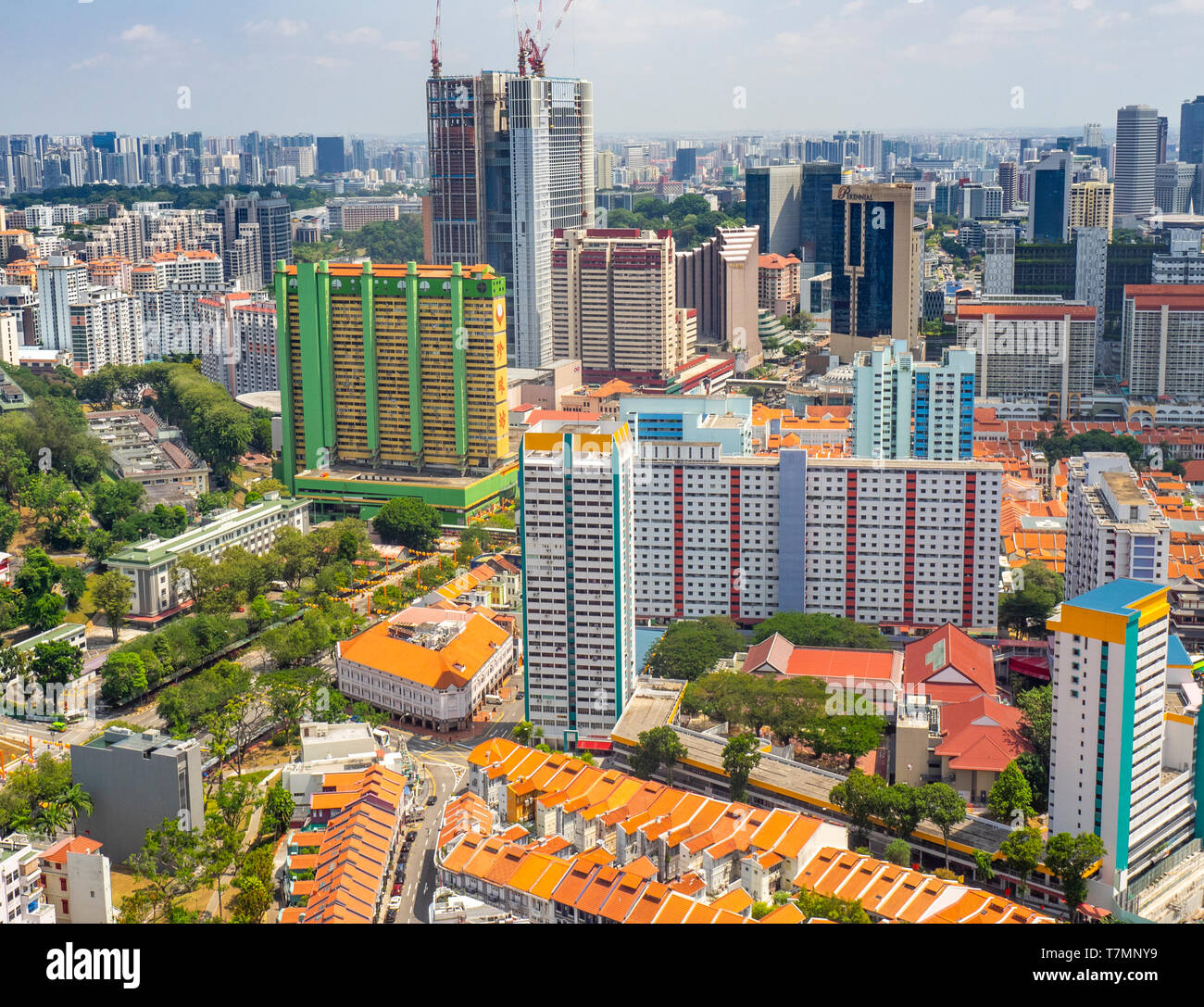 Alto edificio residenziale torri e basso shop case ed abitazioni in Chinatown di Singapore. Foto Stock
