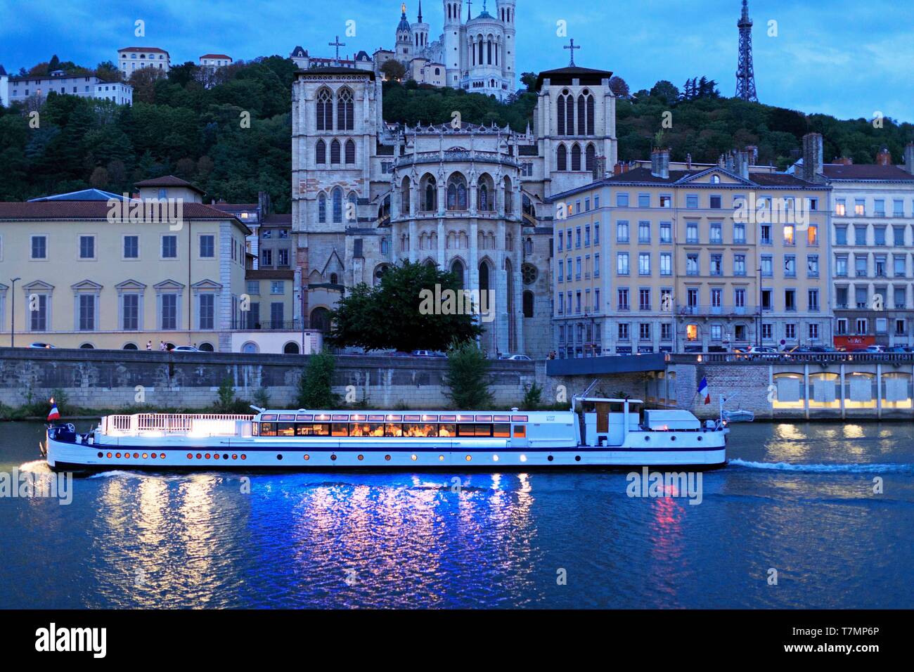 Francia, Rhone, Lione, 5° distretto, il vecchio quartiere di Lione, storico sito elencato come patrimonio mondiale dall' UNESCO, quai Romain Rolland sulla Saone, la Cattedrale di San Giovanni Battista (XII secolo), classificato come monumento storico e la Basilica di Notre Dame de Fourvière (XIX), classificato come monumento storico, in background Foto Stock