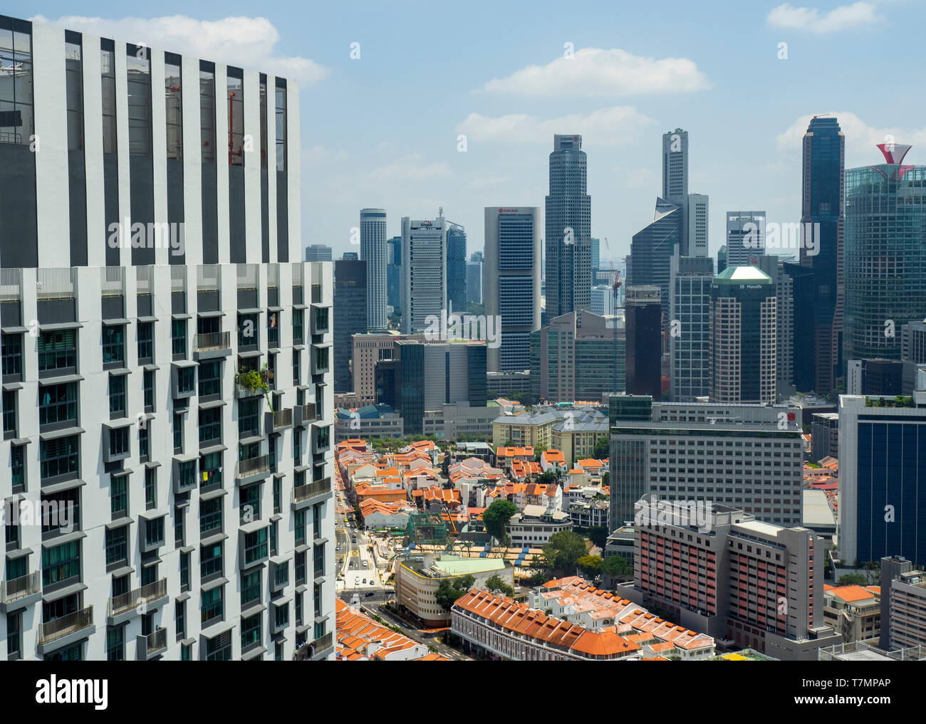 Cityscape skyline di torri e grattacieli e Chinatown in primo piano la lucentezza dal cinquantesimo piano piattaforma di visualizzazione in Pinnacle@Duxton complesso Singapore. Foto Stock